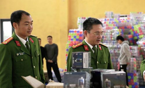  Đại tá Phạm Thanh Phương, Phó Giám đốc Công an tỉnh Hà Tĩnh kiểm tra số thuốc lá điện tử tịch thu trong đường dây 