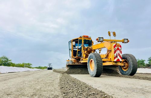Trên công trường thi công thành phần 2, dự án hoàn thiện đường ven biển 129 (Võ Chí Công). Ảnh: CÔNG TÚ