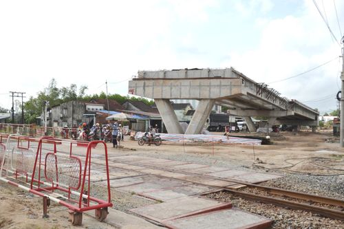 Hạng mục cầu vượt đường sắt thuộc dự án cải tạo, nâng cấp quốc lộ 14E chưa hoàn thành do vướng mặt bằng. Ảnh: CÔNG TÚ
