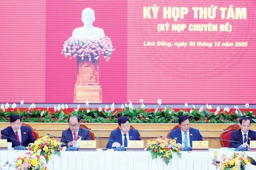Các đồng chí Thường trực HĐND tỉnh Lâm Đồng chủ trì kỳ họp chuyên đề lần thứ 8 thông qua các nghị quyết quan trọng của HĐND tỉnh