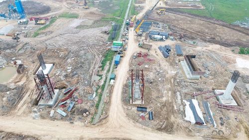 Dự án đang triển khai xây dựng các trụ cầu vượt trực thông tại khu vực nút giao.