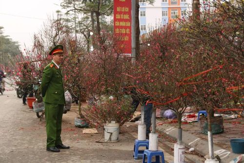 Lực lượng công an phường Tương Mai thường xuyên túc trục nhằm đảm bảo an ninh trật tự cho chợ hoa