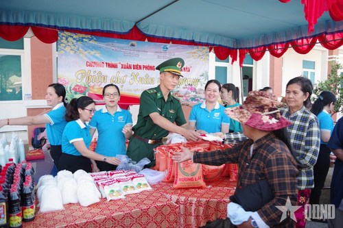“Phiên chợ xuân yêu thương” được BĐBP tỉnh Vĩnh Long tổ chức cho bà con nghèo.