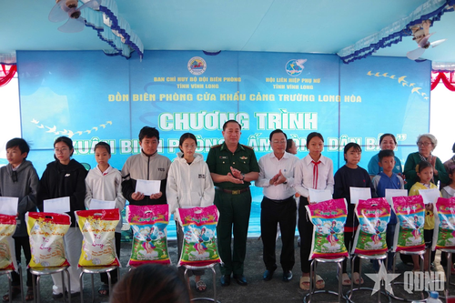 Lãnh đạo Ban chỉ huy BĐBP tỉnh Vĩnh Long và lãnh đạo Ban Tuyên giáo và Dân vận Tỉnh ủy, Hội Liên hiệp Phụ nữ tỉnh trao học bổng cho các em học sinh.