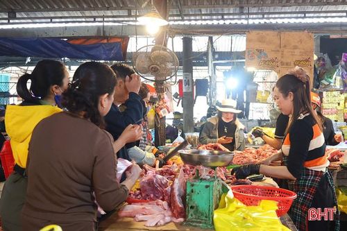 Hoạt động mua bán sản phẩm thịt tươi sống đang vào cao điểm.