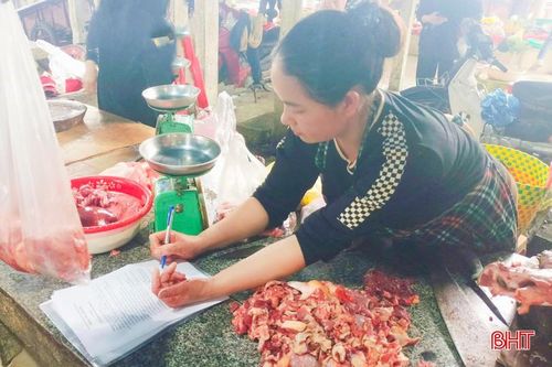 Các hộ kinh doanh thịt động vật ký cam kết mua - bán có dấu kiểm dịch tại cơ sở giết mổ tập trung.