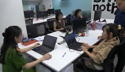 Hình ảnh Nguyễn Lương Mai Thy (bìa phải) thực nghiệm hạch toán khống tiền vào tài khoản chứng khoán của Trần Thị Thúy Lan. 