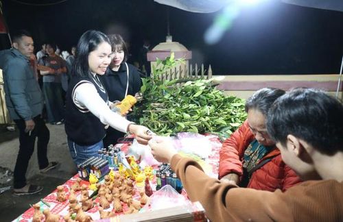 Người dân, du khách mua gà đất – linh vật cầu may ở chợ Đình Bích La.