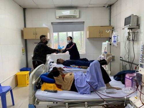Tặng quà Tết, động viên bệnh nhân tại Khoa thận nhân tạo, Bệnh viện Thanh Nhàn - Ảnh: VGP/Thiện Tâm
