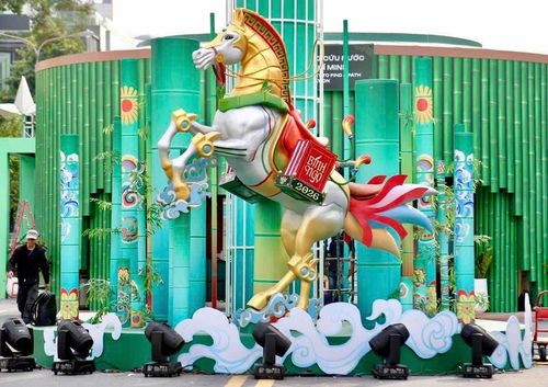 Linh vật ngựa tại Lễ hội Đường sách Tết đã hoàn thiện chờ đến giờ khai mạc vào chiều 15/2.