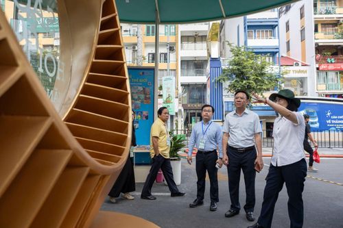 Bà Trần Thị Diệu Thúy kiểm tra tiến độ thi công tại khu vực sân khấu chính Lễ hội Đường sách Tết.