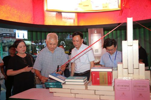 Ông Nguyễn Ngọc Hồi, Phó Giám đốc Sở Văn hóa và Thể thao TP Hồ Chí Minh kiểm tra tiến độ thi công vào tối 14/2.