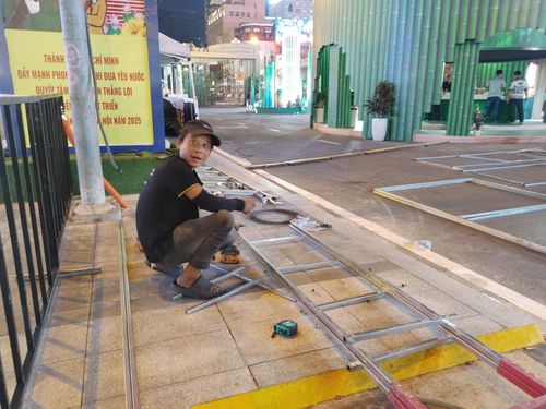 Anh Nguyễn Vĩnh Thành đang thi công những công đoạn cuối tại Lễ hội Đường sách Tết 2026.