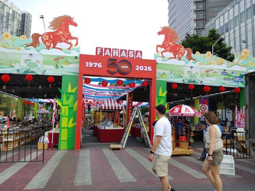Sáng 15/2, một số du khách khá tò mò về không gian bên trong Lễ hội Đường sách TP Hồ Chí Minh 2026.