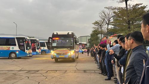Những chuyến xe nghĩa tình đưa thợ mỏ về quê đón Tết. (Ảnh: TV)