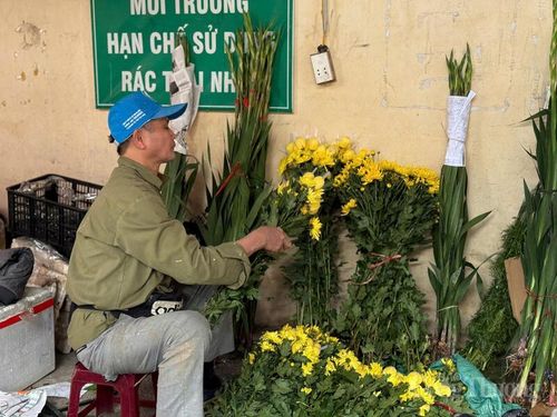 Hàng hoa tươi luôn nổi bật nhất chợ. 