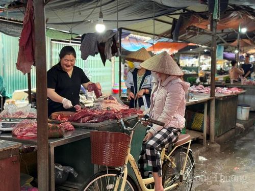 Chợ Tết là nơi để người ta vừa mua bán, vừa trò chuyện.