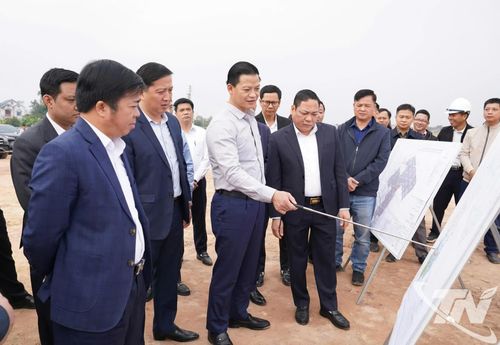Đồng chí Chủ tịch UBND tỉnh Vương Quốc Tuấn kiểm tra, đôn đốc tiến độ các dự án khu công nghiệp phía Nam tỉnh.
