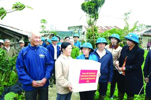 Chủ tịch UBTƯ MTTQ Việt Nam Bùi Thị Minh Hoài trao quà cứu trợ cho đồng bào vùng lũ tại xã Ka Đô, tỉnh Lâm Đồng.