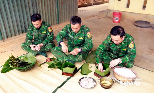 Cán bộ tổ biên phòng Huồi Mới tổ chức gói bánh chưng. Ảnh: K.L