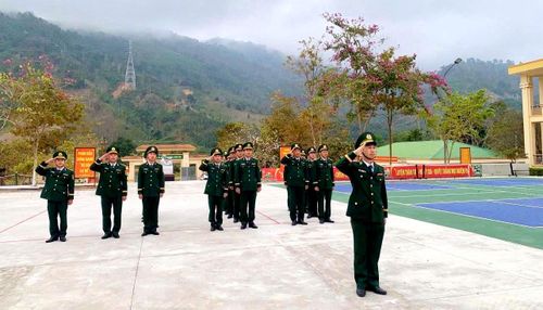 Sáng mùng Một Tết Bính Ngọ 2026 (17/2), các đơn vị thuộc Ban Chỉ huy Bộ đội Biên phòng tỉnh Nghệ An phối hợp với các cơ quan, đơn vị đứng chân tại địa bàn tổ chức chào cờ tại đơn vị và tại các cột mốc chủ quyền biên giới thiêng liêng của Tổ quốc. Ảnh: HT