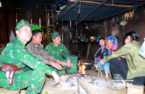 Cán bộ chiến sĩ Đồn Biên phòng Tri Lễ thăm, chúc Tết đồng bào Mông ở Huồi Mới. Ảnh: T.P