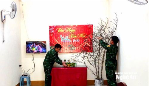 Tổ công tác Huồi Khe trang trí cành đào đón Xuân. Ảnh: Hải Thượng