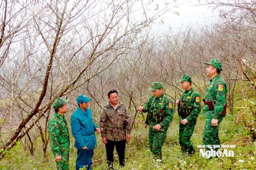 Cán bộ, chiến sĩ Đồn biên phòng Tri Lễ thăm hỏi, chúc tết nhân dân sống ở khu vực biên giới. Ảnh: K.L