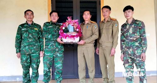 Công an Trạm Đèn Đín, huyện Mường Quắn, tỉnh Hủa Phăn, Lào chúc Tết Tổ công tác Huồi Mới, Đồn Biên phòng Tri Lễ… Ảnh: CSCC