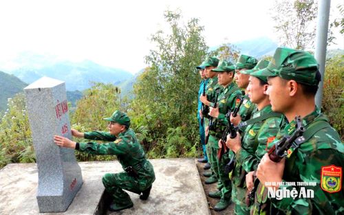 Đồn Biên phòng Mường Ải (BĐBP Nghệ An) tuần tra bảo vệ đường biên cột mốc dịp Tết. Ảnh: Khánh Ly