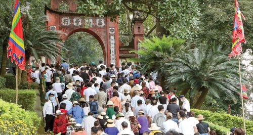Trẩy hội Đền Hùng. Ảnh: VĨNH XUÂN