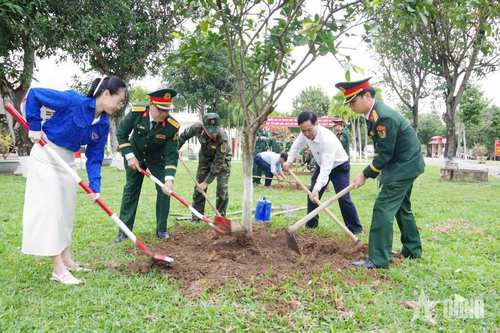 Lãnh đạo, chỉ huy Lữ đoàn 683 và đại diện cấp ủy, chính quyền địa phương nơi đơn vị đóng quân tham gia trồng cây.