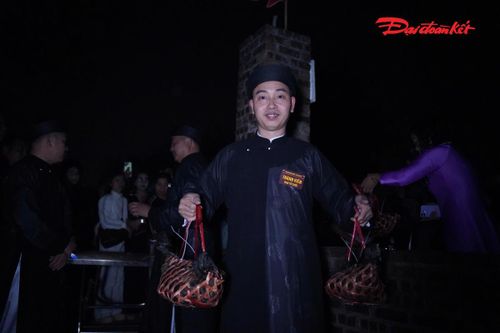 Sau khi nhận phiếu, dòng người tiếp tục kiên nhẫn xếp hàng trước khu vực phát gà, ai nấy đều giữ trật tự, chờ đến lượt mình. Theo ban tổ chức, toàn bộ số gà đen phải được bán hết trước khi trời tảng sáng. Người dân tin rằng khi màn đêm khép lại, những điều không may cũng theo đó tan biến, mở ra một năm mới sáng sủa, hanh thông và nhiều phúc lộc.
