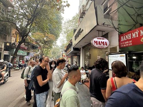 Hàng dài người xếp hàng chờ mua bánh mì Mama ở 54 Lý Quốc Sư.