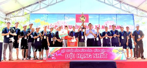 Ban tổ chức trao giải Nhất cho đội đua xã Hòa Hội. Ảnh: HỒNG - LUẬT