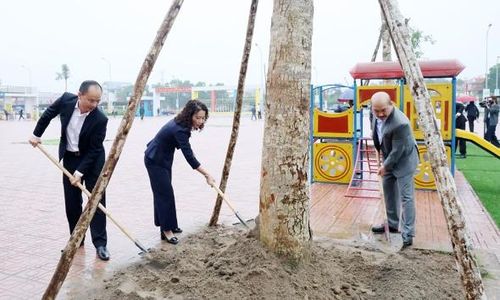 Đồng chí Nguyễn Thị Hương cùng các đại biểu trồng cây xanh.