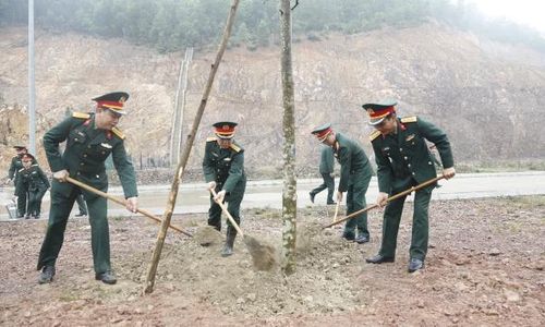  Các đồng chí lãnh đạo Bộ Chỉ huy quân sự tỉnh tham gia trồng cây. 
