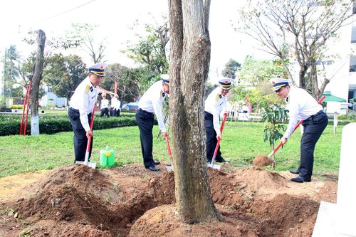 Đại tá Phạm Anh Tuấn, Tư lệnh Vùng 3 Hải quân (bìa phải) cùng cán bộ, chiến sĩ trồng, chăm sóc cây tại Lữ đoàn 161. Ảnh: TRỌNG HUY