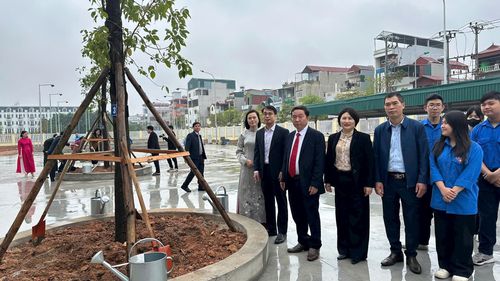 Lãnh đạo xã Thường Tín cùng học sinh trên địa bàn tham gia Tết trồng cây sáng 22-2 tại khu vực Bể bơi Hồng Hà. Ảnh: HH