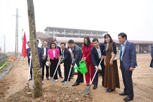 Lãnh đạo xã Hạ Bằng trồng cây tại buổi lễ. Ảnh: Thảo Linh