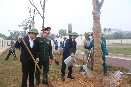 Lãnh đạo xã Bất Bạt và đại biểu trồng cây ngay sau lễ phát động. Ảnh: Khương Tuấn