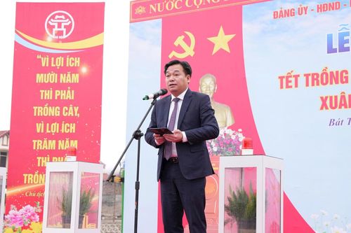 Phó Bí thư Đảng ủy, Chủ tịch UBND xã Bát Tràng Hoàng Tiến Dũng phát biểu. Ảnh: Phương Lộc