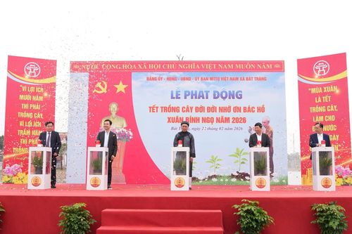 Các đại biểu thực hiện nghi thức phát động Tết trồng cây. Ảnh: Phương Lộc