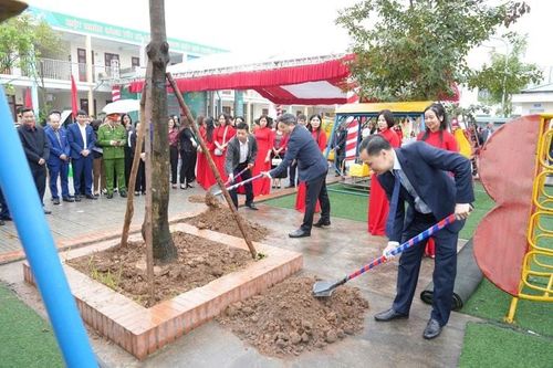 Các đại biểu trồng cây tại Trường Mầm non Thanh Mai. Ảnh: Nguyễn Lý