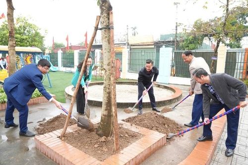 Các đại biểu trồng cây tại Trường Mầm non Thanh Mai. Ảnh: Nguyễn Lý