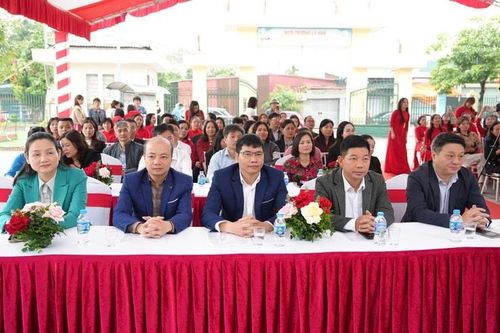 Các đại biểu dự Lễ phát động trồng cây xã Thanh Oai. Ảnh: Nguyễn Lý