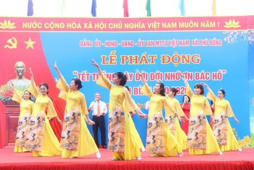 Biểu diễn văn nghệ chào mừng. Ảnh: Sơn Nguyễn
