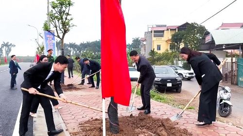 Lãnh đạo xã Phù Đổng tham gia trồng cây tại buổi lễ. Ảnh: Sơn Nguyễn
