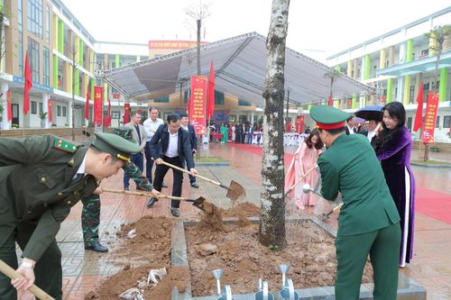 Các lực lượng và nhân dân xã Phú Nghĩa đã trồng được 502 cây xanh ngay trong sáng 22-2. Ảnh: Kim Thoa