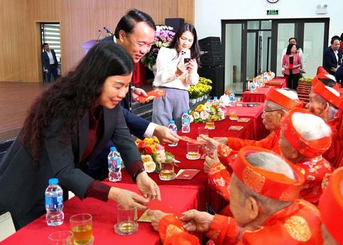 Lãnh đạo phường Thượng Cát mừng tuổi các cụ cao niên. Ảnh: Trần Thảo